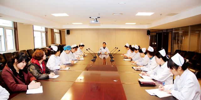 護(hù)理部定期召開“優(yōu)質(zhì)護(hù)理服務(wù)示范工程活動(dòng)”總結(jié)會(huì)議